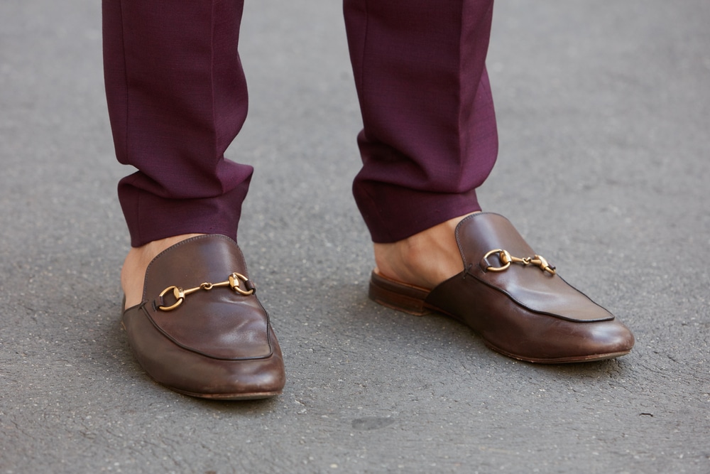 chaussures avec pantalon bordeaux homme